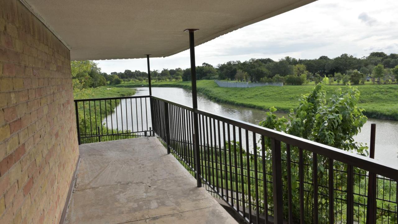 Red Carpet Inn Houston Exterior photo