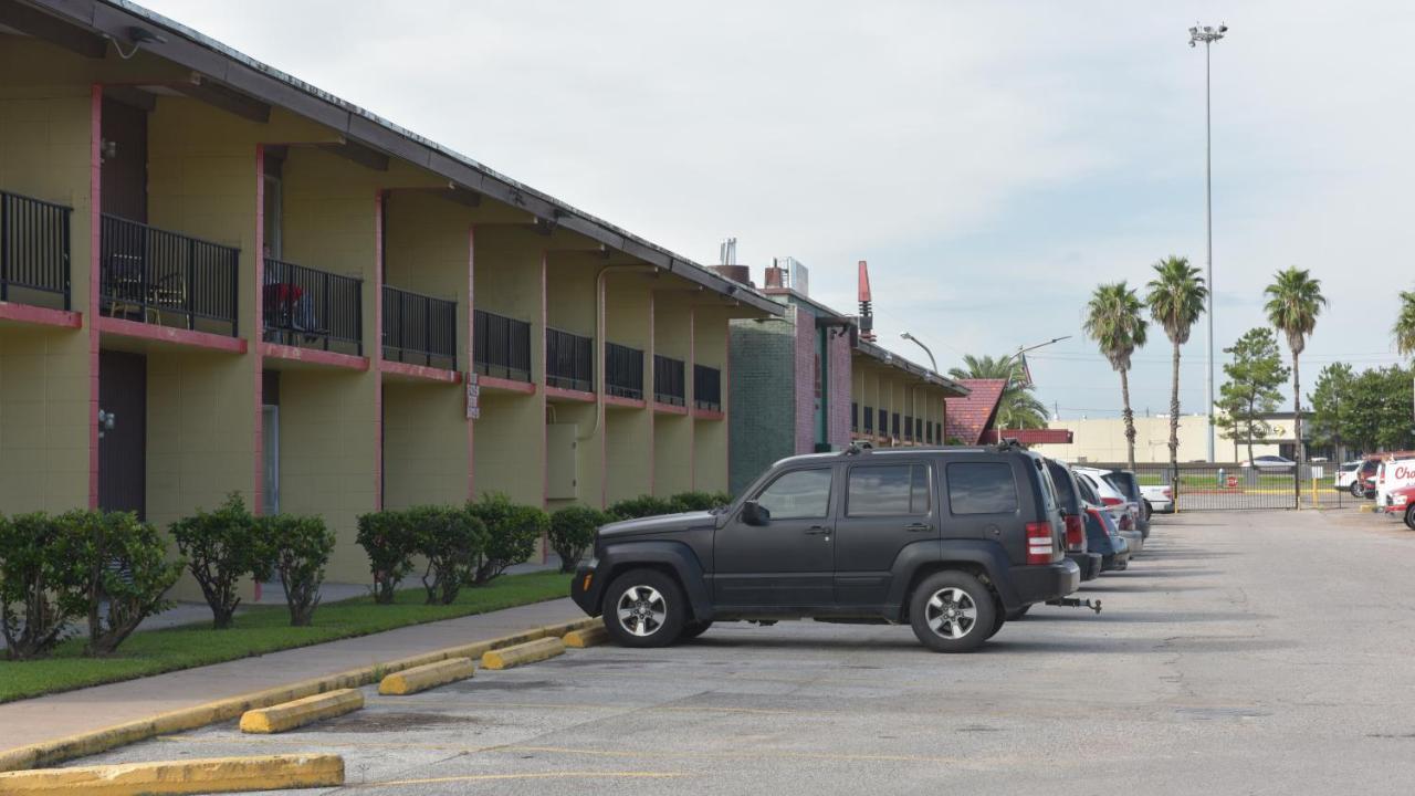 Red Carpet Inn Houston Exterior photo